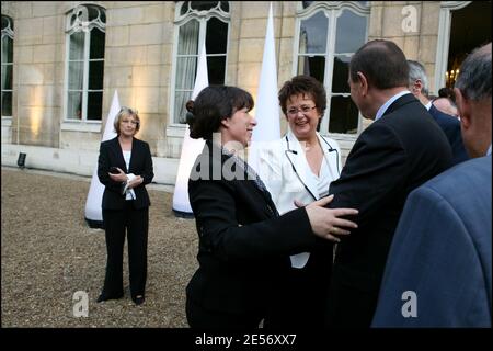 Ministre d'État français responsable des Affaires urbaines Fadela Amara et ministre du logement et des Affaires urbaines Christine Boutin lors de la fête du jardin au Minitry pour le logement et les Affaires urbaines à Paris, France, le 10 juillet 2008. Photo par Axelle de russe/ABACAPRESS.COM Banque D'Images
