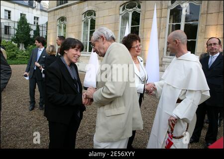 Ministre d'État français responsable des Affaires urbaines Fadela Amara et ministre du logement et des Affaires urbaines Christine Boutin lors de la fête du jardin au Minitry pour le logement et les Affaires urbaines à Paris, France, le 10 juillet 2008. Photo par Axelle de russe/ABACAPRESS.COM Banque D'Images