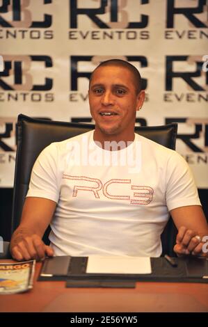 Le footballeur Roberto Carlos à l'occasion d'une tournée promotionnelle à Istanbul, Turquie, le 21 août 2008. Photo par ABACAPRESS.COM Banque D'Images