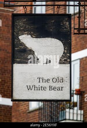 Le panneau en bois Old White Bear pour le pub du XVIIIe siècle le pub White Bear. Une maison publique historique à Hampstead récemment achetée par Max Barney Pub Company. Banque D'Images