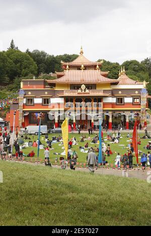 Les gens écoutent le guide spirituel tibétain exilé Dalaï Lama à l'extérieur du temple lors de l'inauguration du temple de Lérab Ling à Roqueredonde, dans le sud de la France, le 22 août 2008. Photo d'Abd Rabbo-Bernard/ABACAPRESS.COM Banque D'Images