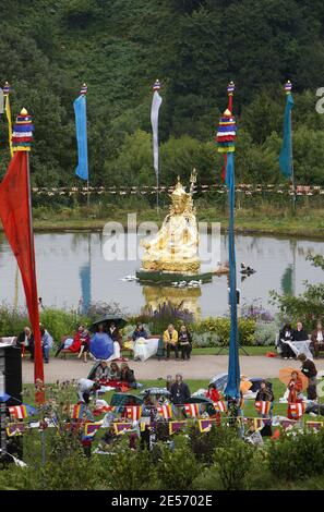 Les gens écoutent le guide spirituel tibétain exilé Dalaï Lama à l'extérieur du temple lors de l'inauguration du temple de Lérab Ling à Roqueredonde, dans le sud de la France, le 22 août 2008. Photo d'Abd Rabbo-Bernard/ABACAPRESS.COM Banque D'Images