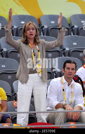 La princesse Cristina d'Espagne avec son mari Inaki Urdangarin soutient leur équipe la médaille de bronze de handball, Croatie contre Espagne à Beijing 2008 Jeux Olympiques de 16 à Beijing, Chine le 24 août 2008. Photo de Gouhier-Hahn-Nebinger/Cameleon/ABACAPRESS.COM Banque D'Images