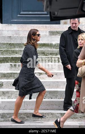 L'acteur français Francis Huster et son épouse Cristiana Reali assistent à la funérailles de l'actrice française ( et directrice du Théâtre Antoine) Helena Bossis à l'église Saint Roch de Paris, France, le 26 août 2008. Photo de Giancarlo Gorassini/ABACAPRESS.COM Banque D'Images