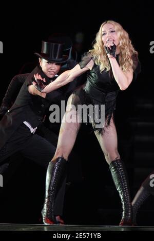 Madonna se produit au stade Charles-Ehrmann de Nice, France, le 26 août 2008, lors de sa tournée mondiale Sticky & Sweet. Photo de Stuart Morton/ABACAPRESS.COM Banque D'Images