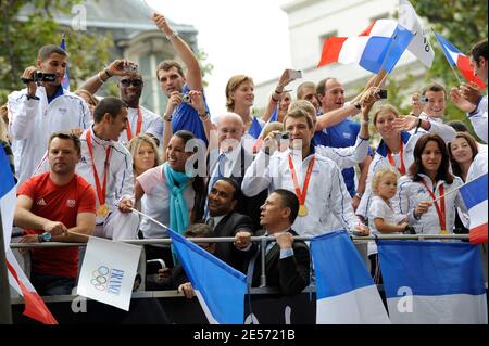 Bernard Laporte, ministre français des Sports, de la Jeunesse et des associations, et J.O. athlets, sur les champs-Elysées à Paris, le 26 août 2008. Photo de Gorassini-Taamallah/ABACAPRESS.COM Banque D'Images