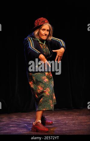 Lola Semonin se produit lors de l'appel de rideau de la Madeleine de Proust au théâtre Rive-gauche à Paris, France, le 27 août 2008. Photo de Giancarlo Gorassini/ABACAPRESS.COM Banque D'Images