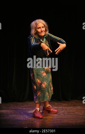 Lola Semonin se produit lors de l'appel de rideau de la Madeleine de Proust au théâtre Rive-gauche à Paris, France, le 27 août 2008. Photo de Giancarlo Gorassini/ABACAPRESS.COM Banque D'Images