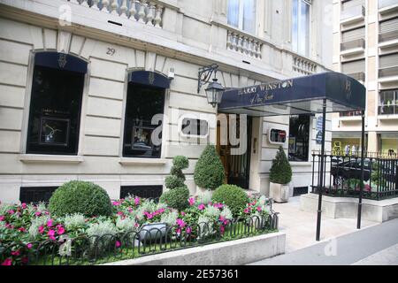 Harry Winston Boutique sur l avenue Montaigne Paris France le