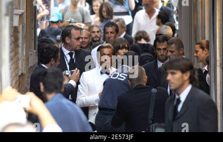 Valentino arrive au Valentino : la dernière projection de l'Empereur au Teatro la Fenice lors du 65e Festival du film de Mostra Venise à Venise, Italie, le 28 août 2008. Photo par ABACAPRESS.COM Banque D'Images