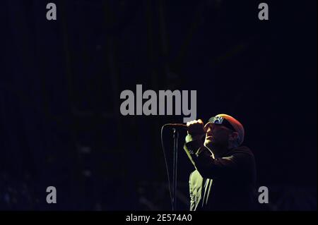 Le chanteur Michael Stipe de R.E.M se produit en direct sur scène lors de la 6e édition du festival de musique « Rock en Seine », à Saint-Cloud près de Paris, en France, le 28 août 2008. Photo de Mehdi Taamallah/ABACAPRESS.COM Banque D'Images