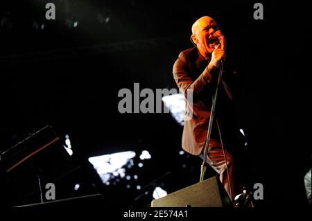 Le chanteur Michael Stipe de R.E.M se produit en direct sur scène lors de la 6e édition du festival de musique « Rock en Seine », à Saint-Cloud près de Paris, en France, le 28 août 2008. Photo de Mehdi Taamallah/ABACAPRESS.COM Banque D'Images