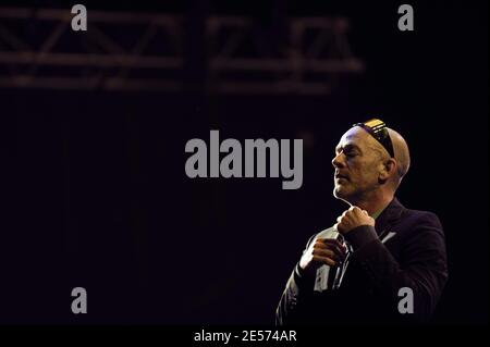 Le chanteur Michael Stipe de R.E.M se produit en direct sur scène lors de la 6e édition du festival de musique « Rock en Seine », à Saint-Cloud près de Paris, en France, le 28 août 2008. Photo de Mehdi Taamallah/ABACAPRESS.COM Banque D'Images