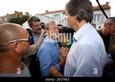 Maire de Paris et et candidat déclaré à la succession du président du Parti socialiste François Hollande Bertrand Delanoe s'entretient avec Stephane le Foll (principal secrétaire privé de François Holland ) à l'ouverture de l'université d'été du parti à la Rochelle, dans l'ouest de la France, le 28 août 2008. Photo de Patrick Bernard/ABACAPRESS.COM Banque D'Images