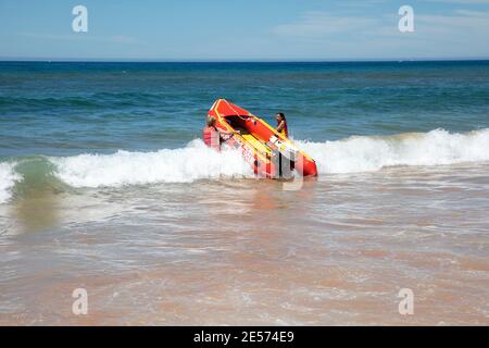 IRB Surf Rescue bateau de sauvetage gonflable essayant de se lancer The Waves at Bilgola Beach à Sydney, Nouvelle-Galles du Sud, Australie Banque D'Images