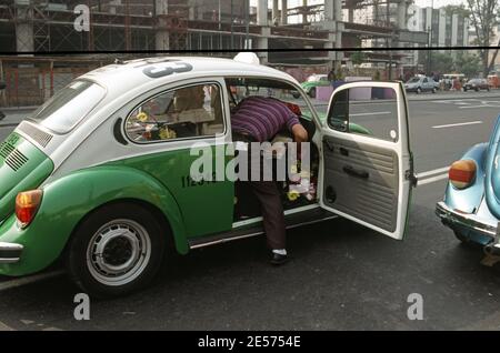 Un taxicob VW Bug fourchilé de fleurs Banque D'Images
