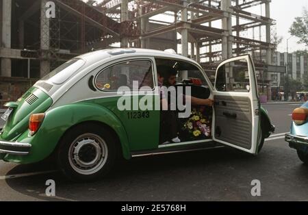 Un taxicob VW Bug fourchilé de fleurs Banque D'Images
