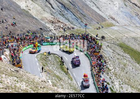 Col du Tourmalet, France - 20 juillet 2019 : la Caravane du Haribo lors du passage de la Caravane de la Pubilicity avant les cyclistes sur la route du Col du To Banque D'Images