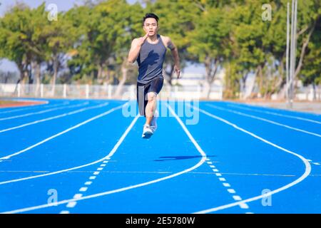jeune athlète asiatique de course à pied et d'entraînement sur la piste Banque D'Images