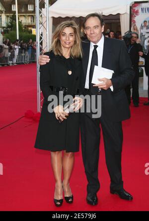 Xavier Couture et son épouse arrivent pour la projection de 'mamma Mia', le 5 septembre 2008, lors de l'ouverture du 34e Festival du film américain au Centre International de Deauville, Normandie, France. Photo de Denis Guignebourg/ABACAPRESS.COM Banque D'Images