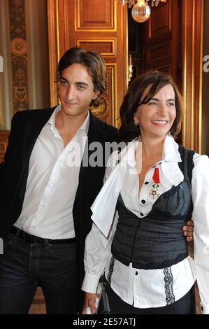 La couturier française Nathalie Garcon pose avec son fils après avoir reçu la Légion d'Honneur par la directrice Yamina Benguigui à l'hôtel de ville de Paris, France, le 8 septembre 2008. Photo par Ammar Abd Rabbo/ABACAPRESS.COM Banque D'Images