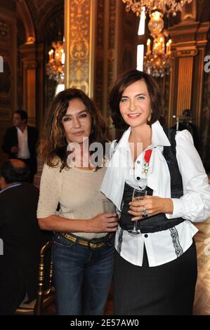 La couturier française Nathalie Garcon pose avec l'actrice Caroline Cellier après avoir reçu la Légion d'Honneur par la réalisatrice Yamina Benguigui à l'Hôtel de ville de Paris, France, le 8 septembre 2008. Photo par Ammar Abd Rabbo/ABACAPRESS.COM Banque D'Images