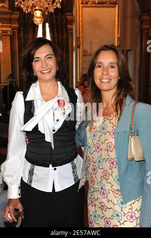 La danseuse Karin Averty pose avec Nathalie Garcon après avoir reçu la Légion d'Honneur par la directrice Yamina Benguigui à l'hôtel de ville de Paris, France, le 8 septembre 2008. Photo par Ammar Abd Rabbo/ABACAPRESS.COM Banque D'Images