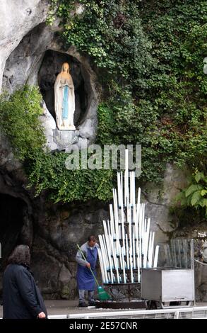 Statue de notre-Dame de Lourdes à l'entrée de la Grotte de Massabielle à Lourdes, France, le 12 septembre 2008. Le Pape Benoît XVI arrivera ici pour le 150e anniversaire des apparitions de la Vierge Marie, reconnues par le Vatican. Le pape Benoît XVI commence aujourd'hui sa première visite officielle en France à Paris. Photo de Patrick Bernard/ABACAPRESS.COM Banque D'Images