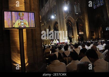 Personnes assistant à la célébration des vesces du Pape Benoît XVI à la Cathédrale notre-Dame de Paris, France, le 12 septembre 2008. Le pape Benoît XVI a commencé une visite de quatre jours à Paris et Lourdes. Photo d'Abd Rabbo-Mousse-Orban-Taamallah/ABACAPRESS.COM Banque D'Images