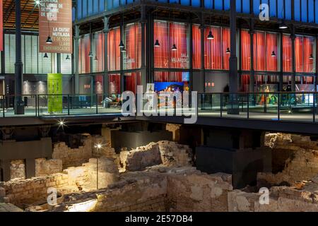 Centre de Barcelone, Catalogne, Espagne; une excavation archéologique (DIG) dans l'ancien marché, El Born, révélant la ville médiévale Banque D'Images