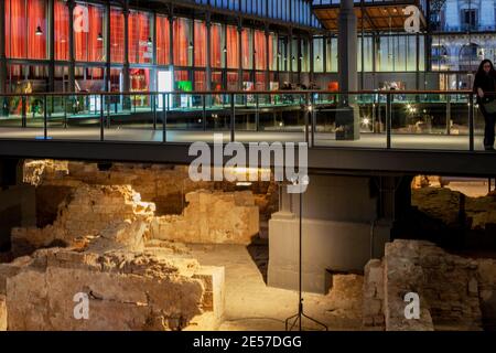 Centre de Barcelone, Catalogne, Espagne; une excavation archéologique (DIG) dans l'ancien marché, El Born, révélant la ville médiévale Banque D'Images