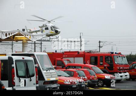 Les services de tunnel sous la Manche ont été suspendus et plus de 30 personnes évacuées après l'incendie d'un train-navette le 11 septembre 2008. Des services de sauvetage du côté français à Coquelles, près de Calais, dans le Nord de la France. Photo de ASA Pictures/ABACAPRESS.COM Banque D'Images