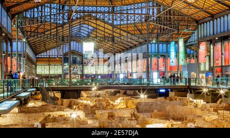 Centre de Barcelone, Catalogne, Espagne; une excavation archéologique (DIG) dans l'ancien marché, El Born, révélant la ville médiévale Banque D'Images