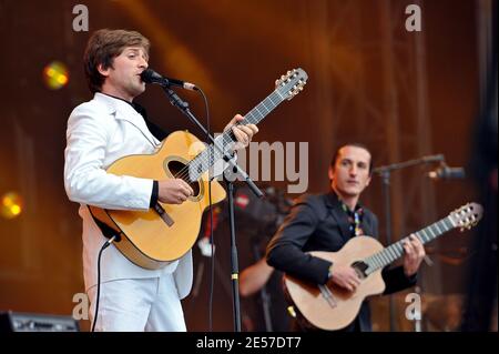 Le chanteur français Thomas Dutronc joue en direct sur scène lors du festival « tête de l'humanité » (les partis politiques traditionnels de gauche se rassemblent) à la Courneuve, près de Paris, en France, le 14 septembre 2008. Photo de Mousse/ABACAPRESS.COM Banque D'Images