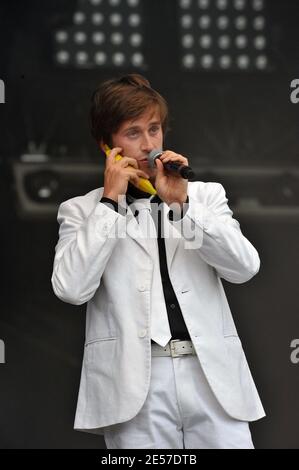 Le chanteur français Thomas Dutronc joue en direct sur scène lors du festival « tête de l'humanité » (les partis politiques traditionnels de gauche se rassemblent) à la Courneuve, près de Paris, en France, le 14 septembre 2008. Photo de Mousse/ABACAPRESS.COM Banque D'Images