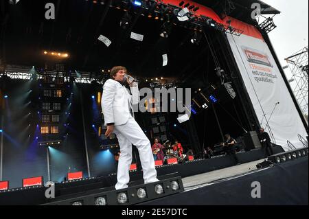 Le chanteur français Thomas Dutronc joue en direct sur scène lors du festival « tête de l'humanité » (les partis politiques traditionnels de gauche se rassemblent) à la Courneuve, près de Paris, en France, le 14 septembre 2008. Photo de Mousse/ABACAPRESS.COM Banque D'Images