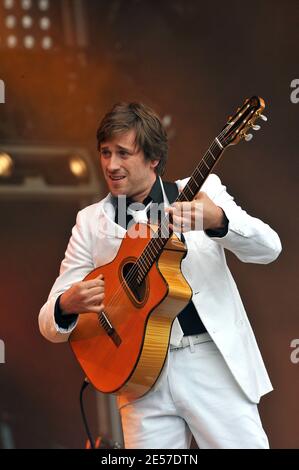 Le chanteur français Thomas Dutronc joue en direct sur scène lors du festival « tête de l'humanité » (les partis politiques traditionnels de gauche se rassemblent) à la Courneuve, près de Paris, en France, le 14 septembre 2008. Photo de Mousse/ABACAPRESS.COM Banque D'Images