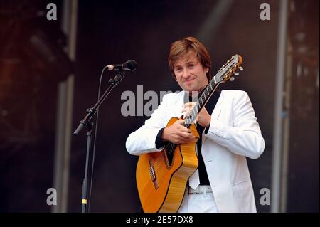 Le chanteur français Thomas Dutronc joue en direct sur scène lors du festival « tête de l'humanité » (les partis politiques traditionnels de gauche se rassemblent) à la Courneuve, près de Paris, en France, le 14 septembre 2008. Photo de Mousse/ABACAPRESS.COM Banque D'Images