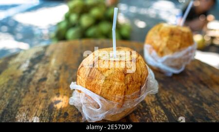 Noix de coco douce sur la table, boisson rafraîchissante à la noix de coco. Restauration rapide et boissons de rue asiatique, boisson diététique saine. Banque D'Images