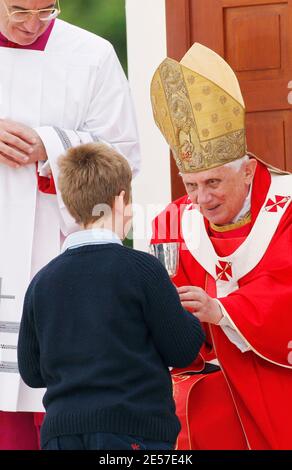 Le Pape Benoît XVI célèbre la messe au Sanctuaire de Lourdes, dans le sud-ouest de la France, le 14 septembre 2008. Des pèlerins, des hymnes chantants se sont rassemblés sur un champ baigné de pluie connu sous le nom de prairie de Lourdes pour la messe marquant le 150e anniversaire des visions religieuses d'une petite fille paysanne. Photo de Patrick Bernard/ABACAPRESS.COM Banque D'Images