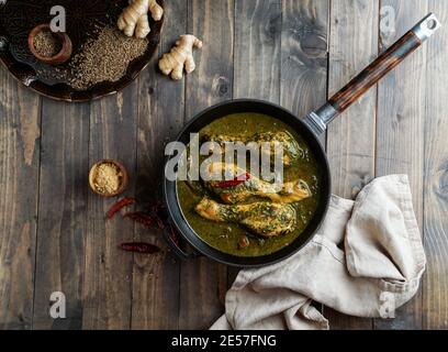 Palak Chicken ou Chicken Saag, cuisine traditionnelle indienne ou pakistanaise Banque D'Images