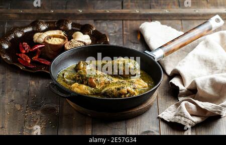 Palak Chicken ou Chicken Saag, cuisine traditionnelle indienne ou pakistanaise Banque D'Images