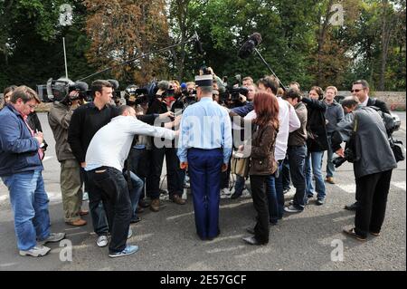 Le colonel Palayer de la police française rencontre la presse à Issoire, en France, le 18 septembre 2008, pour les informer de la disparition d'Antoine, 6 ans. Le garçon a disparu jeudi dernier, le 11 septembre, car sa mère a dîné avec son nouveau petit ami dans un restaurant à proximité. Quand le couple est retourné à la maison, Antoine était absent. Les policiers ont d'abord pensé qu'il s'était enfui, mais ils enquêtent maintenant sur toutes les hypothèses. Photo de Mousse/ABACAPRESS.COM Banque D'Images