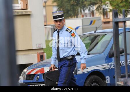Le colonel Palayer de la police française rencontre la presse à Issoire, en France, le 18 septembre 2008, pour les informer de la disparition d'Antoine, 6 ans. Le garçon a disparu jeudi dernier, le 11 septembre, car sa mère a dîné avec son nouveau petit ami dans un restaurant à proximité. Quand le couple est retourné à la maison, Antoine était absent. Les policiers ont d'abord pensé qu'il s'était enfui, mais ils enquêtent maintenant sur toutes les hypothèses. Photo de Mousse/ABACAPRESS.COM Banque D'Images