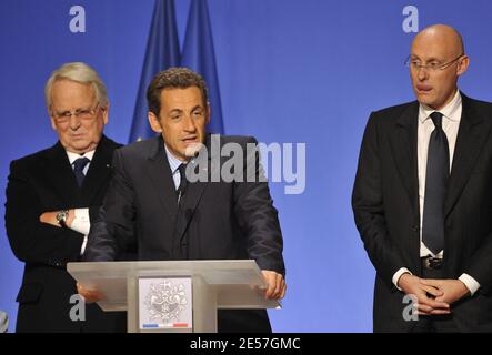 Le président français Nicolas Sarkozy prononce un discours flanqué par Bernard Laporte alors qu’il accueille l’équipe nationale française qui revient des Jeux paralympiques de Pékin de 2008, à l’Elysée, à Paris, en France, le 18 septembre 2008. Photo de Christophe Guibbbaud/ABACAPRESS.COM Banque D'Images