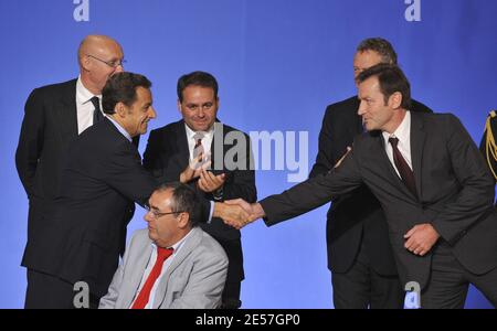 Le président français Nicolas Sarkozy prononce un discours flanqué par Bernard Laporte et Xavier Bertrand alors qu'il accueille l'équipe nationale française qui revient des Jeux paralympiques de Pékin de 2008, à l'Elysée, à Paris, le 18 septembre 2008. Photo de Christophe Guibbbaud/ABACAPRESS.COM Banque D'Images