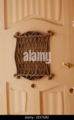 Décoration intérieure sur la porte à Barcelone, Espagne; grille métallique sur la fenêtre dans la porte Banque D'Images