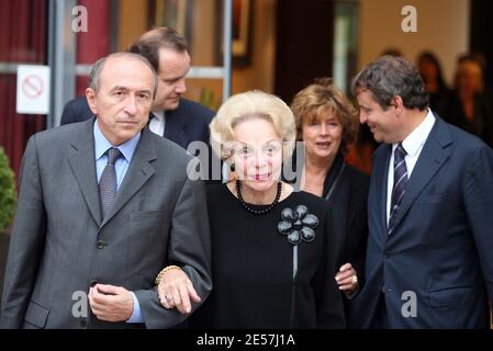 Le sénateur/maire de Lyon Gerard Collomb (L) et l'ancien Premier ministre français et la veuve du sénateur/maire de Lyon Raymond barre Eve barre (C) quittent l'hôtel de ville, suivi par les fils de barre Olivier barre (L) Et Nicolas barre (R) et la journaliste Michele Cotta après avoir dévoilé un stèle pour rendre hommage à Raymond barre, à Lyon, en France, le 19 septembre 2008. Photos de Vincent Dargent/ABACAPRESS.COM Banque D'Images