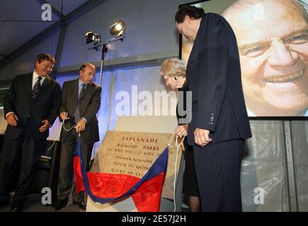 Le sénateur/maire de Lyon Gerard Collomb (2e L) et l'ancien Premier ministre français et la veuve du sénateur/maire de Lyon Raymond barre Eve barre (2e R) dévoilent une stèle pour rendre hommage à Raymond barre, comme le font les fils de barre Olivier barre (R) et Nicolas barre (L) à l'Hôtel de ville de Lyon, France le 19 septembre 2008. Photos de Vincent Dargent/ABACAPRESS.COM Banque D'Images