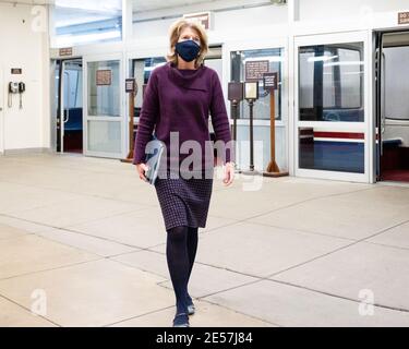 La sénatrice Lisa Murkowski (R-AK) près du métro du Sénat au Capitole des États-Unis. Banque D'Images